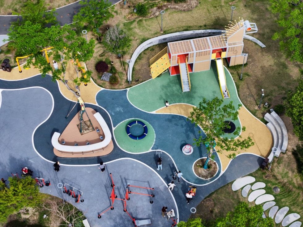 <p>2026年6月5日，居民在泰州市姜堰区天目山街道北苑新村口袋公园健身休闲（无人机照片）。新华社记者 季春鹏 摄</p>