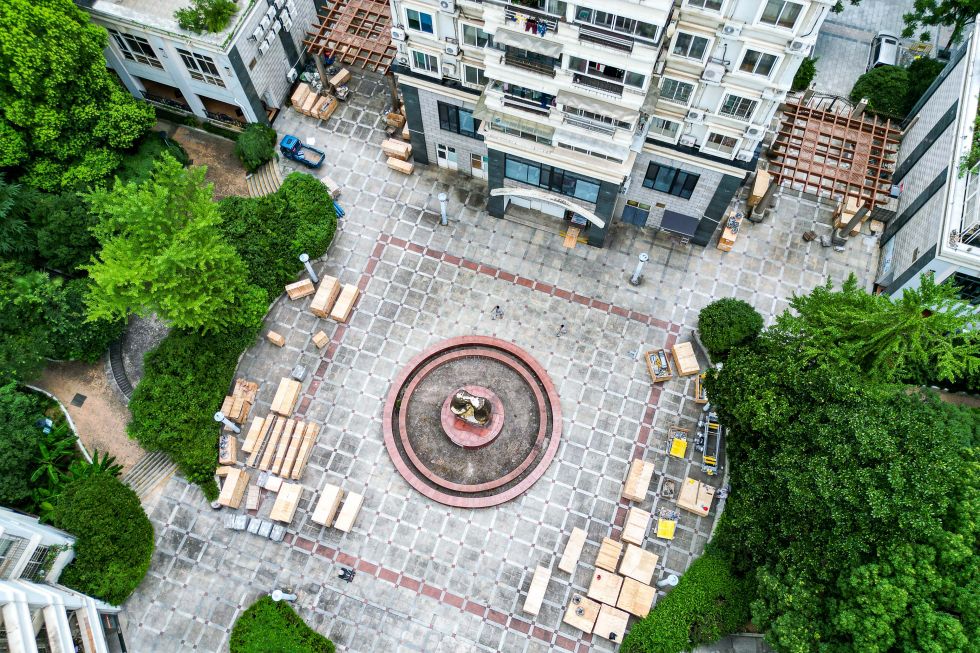 2025年7月22日，在浙江省湖州市南太湖新区凤凰街道国际花园，待安装的新电梯被运送至小区里（无人机照片）。新华社发（伊凡摄）