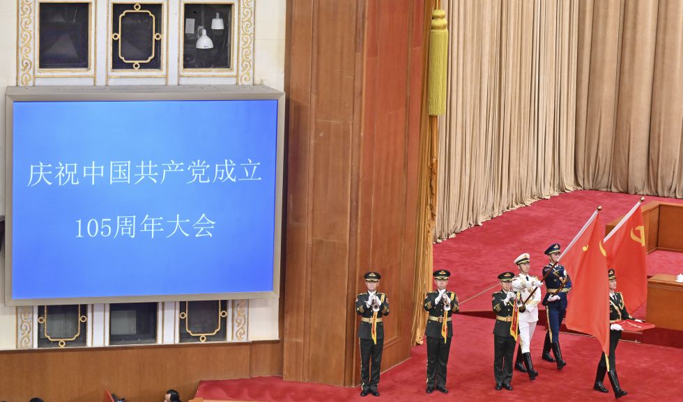 2026年7月1日上午，庆祝中国共产党成立105周年大会在北京人民大会堂隆重举行。这是2名旗手高擎党旗，1名礼兵手捧&ldquo;七一勋章&rdquo;，迈着雄健的步伐，行进到仪式现场。新华社记者 翟健岚 摄