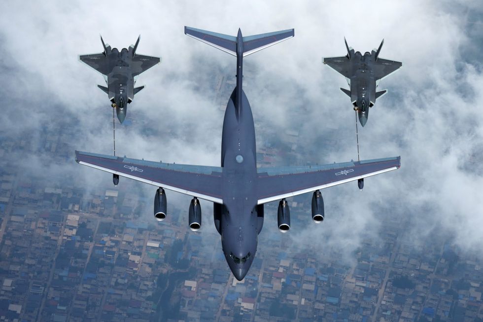 空军航空兵某团出动运油-20A与歼-20进行加油训练（2026年5月12摄）。新华社发（余红春 摄）