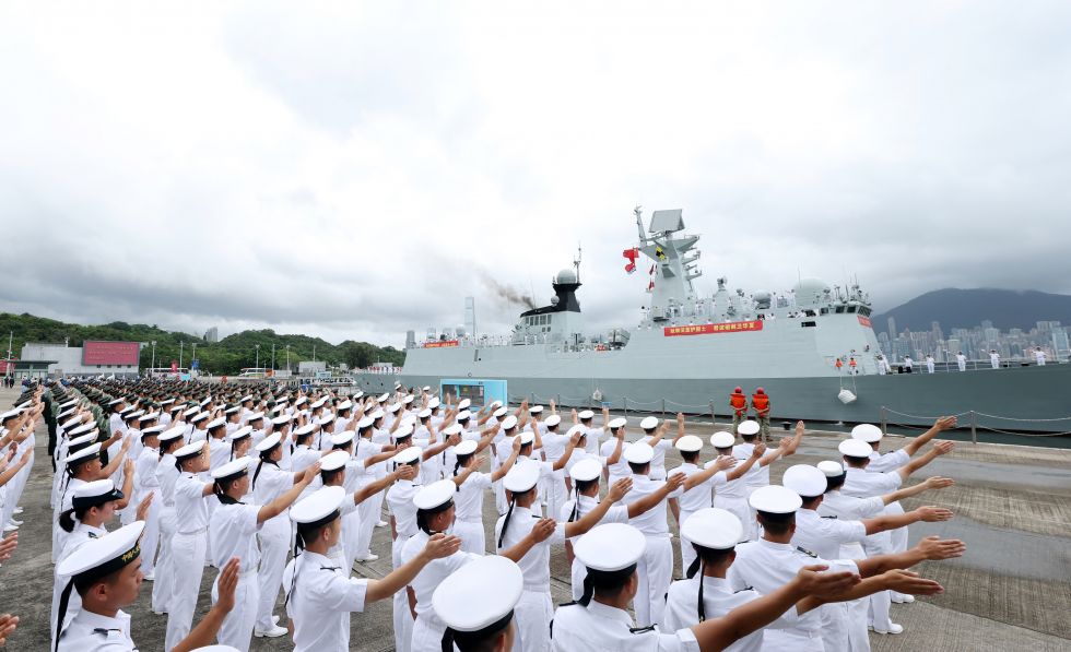 2026年7月6日，海军衡阳舰驶离驻香港部队昂船洲军营码头。 新华社发（易定 摄）