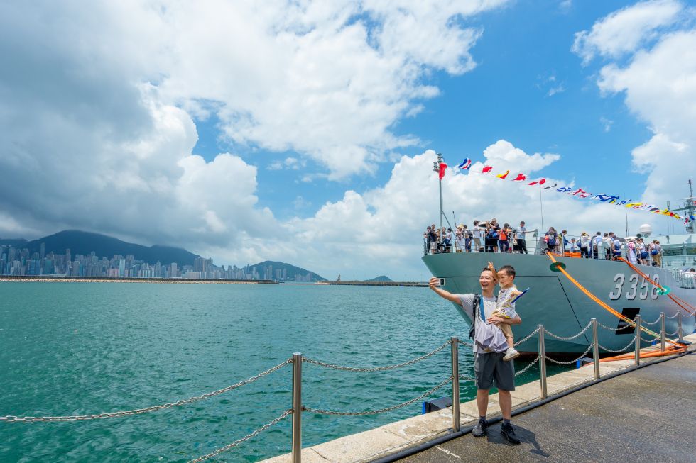 2026年6月20日，市民在驻香港部队2026年度&ldquo;七一&rdquo;军营开放活动上拍照留影。新华社记者 朱炜 摄