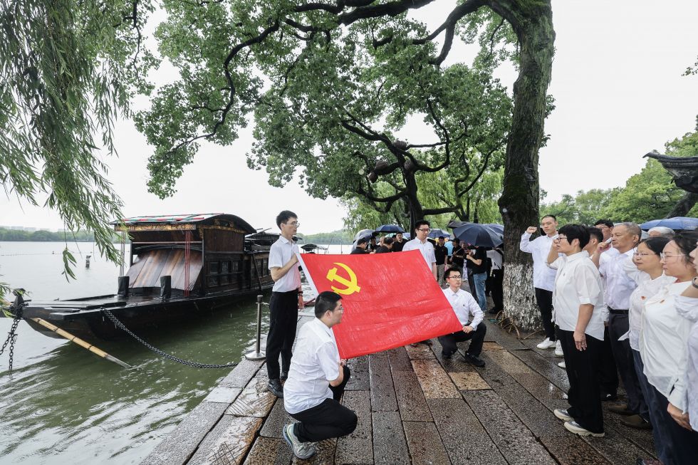 2026年6月30日，嘉兴市南湖区南湖街道南湖社区党委与上海市黄浦区淮海中路街道新天地居民区党总支的党员代表，共同开展主题党日活动，在嘉兴南湖红船旁重温入党誓词。新华社记者 徐昱 摄