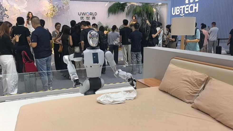 机器人正在叠衣服。新华社记者 余佩璇 摄