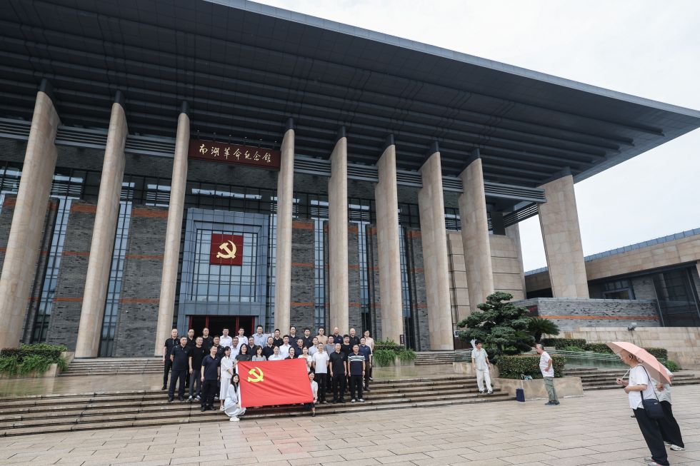 2026年6月30日，参加党员活动的党员们在嘉兴南湖革命纪念馆门前合影。新华社记者 徐昱 摄