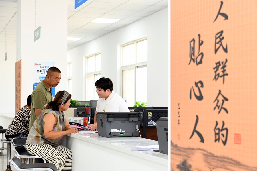 &emsp;&emsp;在山东省德州市夏津县香赵庄镇党建综合阵地，工作人员为群众办理低保业务（2026年7月5日摄）。夏津县创新搭建城区四级党群阵地，推动干部、人员、便民服务&ldquo;三下沉&rdquo;，全域建成步行十分钟可达、功能集成、上下联动的党群服务体系。新华社记者 郭绪雷