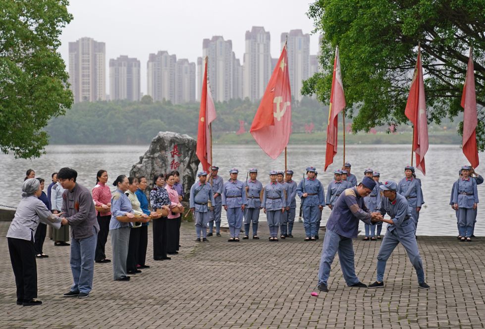 在江西省赣州市于都县的长征渡口，志愿者表演短剧《告别》（2026年4月16日摄）。 新华社记者 万象 摄