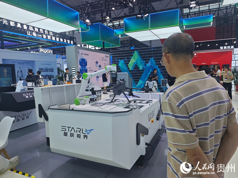 4、2026数博会现场，游客在贵州&ldquo;模数工场&rdquo;展区参观AI产品。人民网 黄小桃摄
