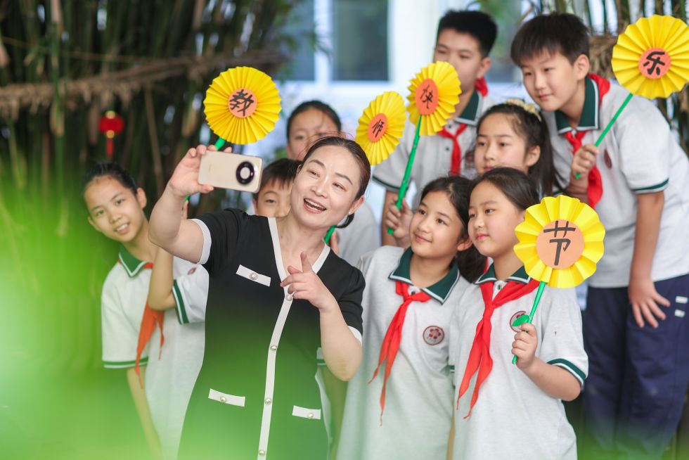 2026年9月8日，在江苏省泰州市姜堰区康华小学，学生和老师合影留念。新华社发（周社根摄）