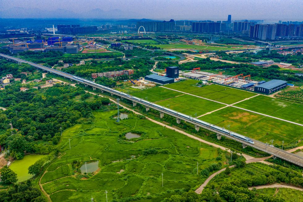 2026年6月27日，列车行驶在杭台高铁浙江嵊州境内的路段上（无人机照片）。新华社发
