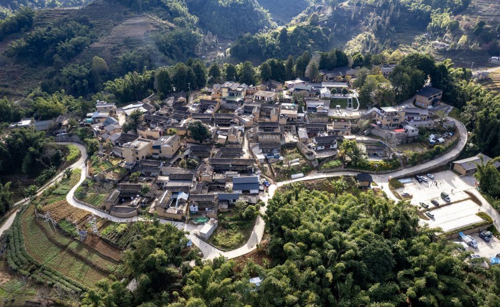 2025年12月20日拍摄的云南省普洱市墨江哈尼族自治县联珠镇曼海村（无人机照片）。 新华社记者 陈欣波 摄