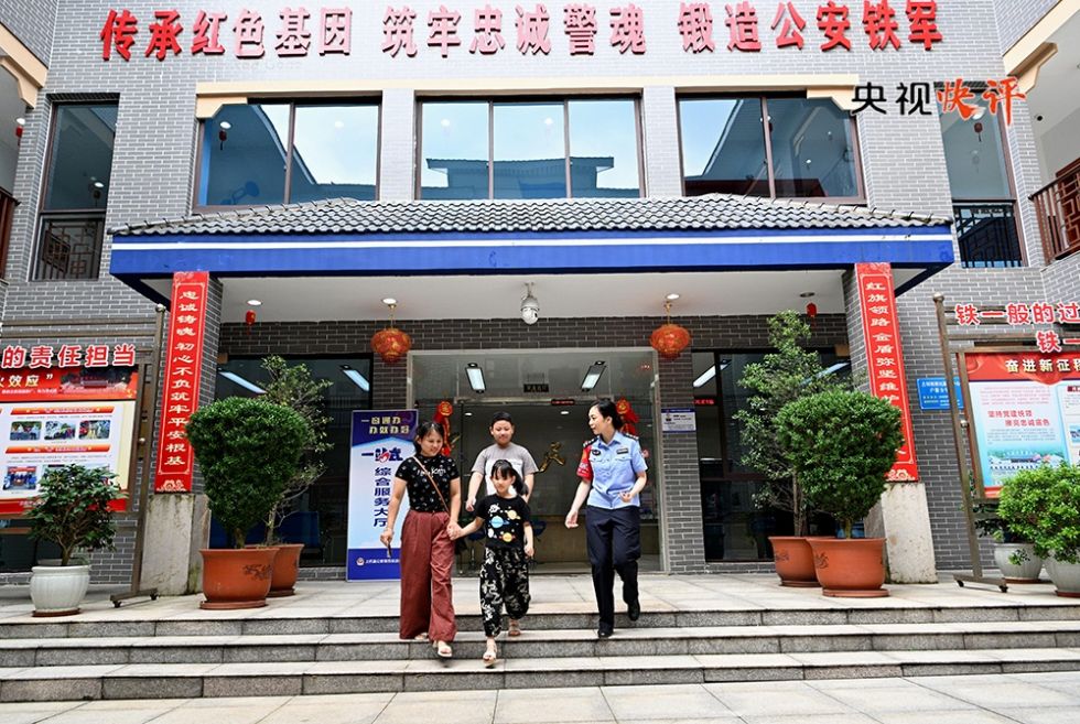 作为全国公安系统的一张亮丽名片，&ldquo;漳州110&rdquo;自1990年创新110报警服务快速反应机制以来，始终扎根基层警务一线，直面群众急难愁盼，奔走在护安维稳、为民服务的最前沿。从快速处置警情、严厉打击违法犯罪，到主动靠前服务、贴心化解民生难题，&ldquo;漳州110&rdquo;一代代队员接续奋斗、久久为功，把警务责任扛在肩上，把百姓冷暖放在心头，用无数个日夜的坚守换来一方平安祥和，赢得了群众的真心赞许、社会的广泛认可，生动诠释了&ldquo;人民公安为人民&rdquo;的铮铮誓言。习近平同志在福建工作期间曾经3次到警队考察、悉心指导，为这支队伍深耕为民服务之路提供了思想引领和强大动力，使其为民奉献的底色愈发纯粹、愈发鲜亮。