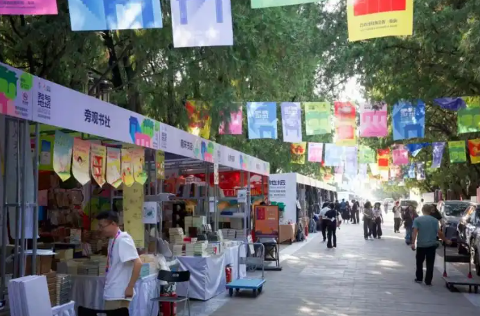 探访北京地坛书市：手绘卡片、古籍散页成文创，各家书店亮“绝活儿”