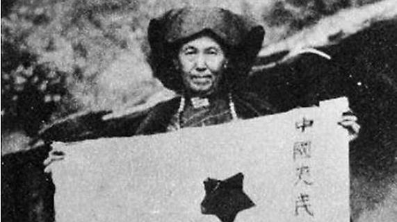 缝进百褶裙夹层的队旗,在新时代续写军民鱼水情新篇章