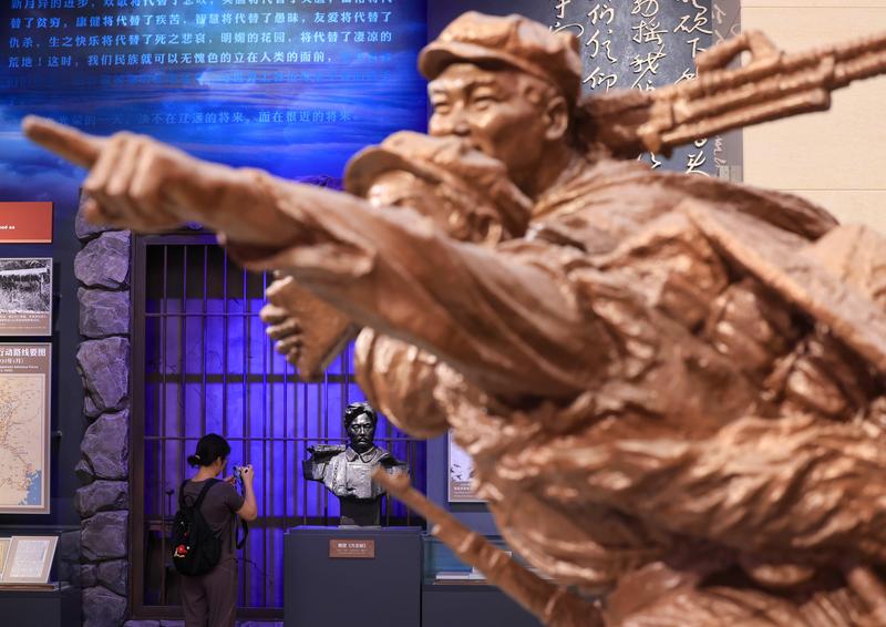 从长征史诗中汲取团结奋斗的力量