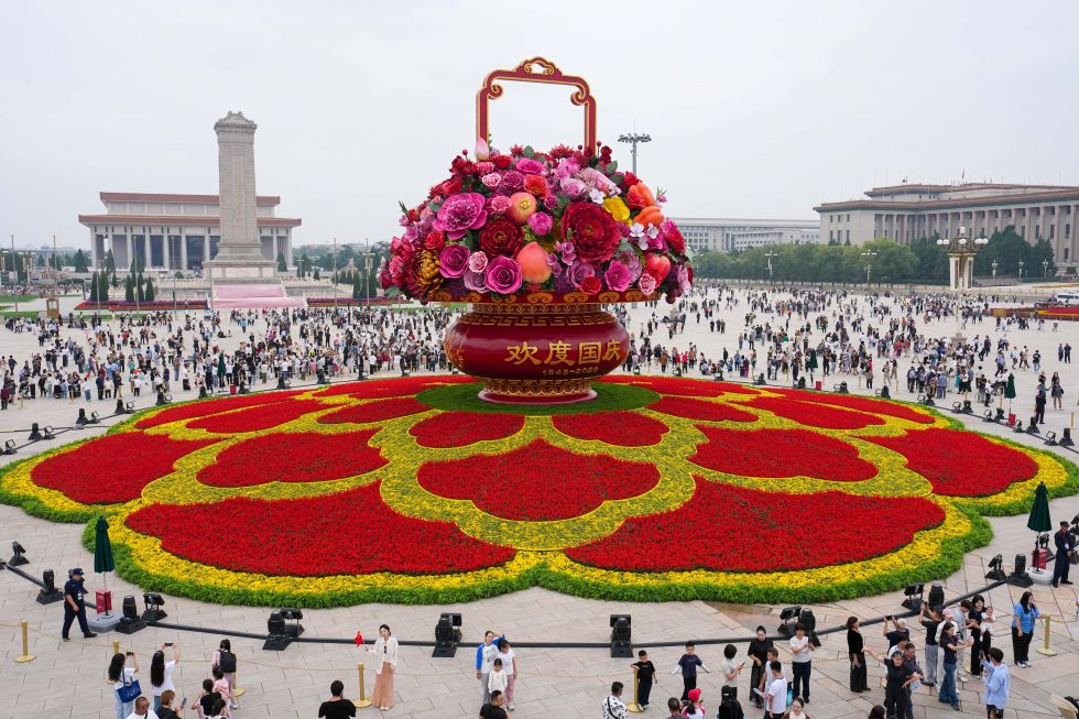 9月26日，北京市园林绿化局公布国庆77周年天安门广场及长安街沿线花卉布置方案。新华社记者 鞠焕宗 摄