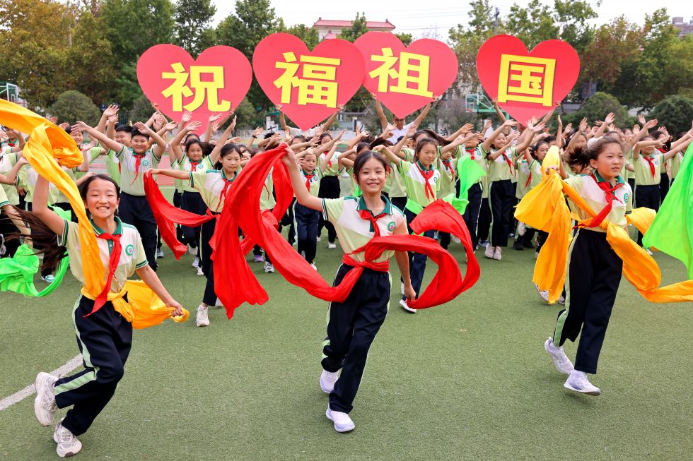 2026年9月29日，在山东省枣庄市市中区建设路小学，学生们载歌载舞。  新华社发（孙中喆 摄）