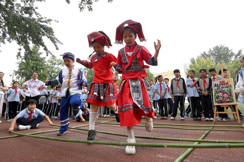 <p>2026年 9月21日，河北省邯郸市复兴区铁路小学的学生在跳竹竿舞。新华社发（郝群英摄）</p>
