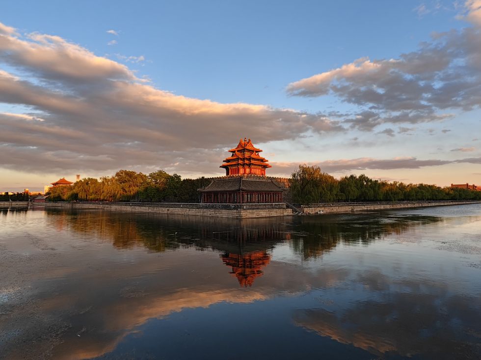 这是2026年4月27日拍摄的暮色中的故宫角楼（手机照片）。  新华社记者 徐金泉 摄