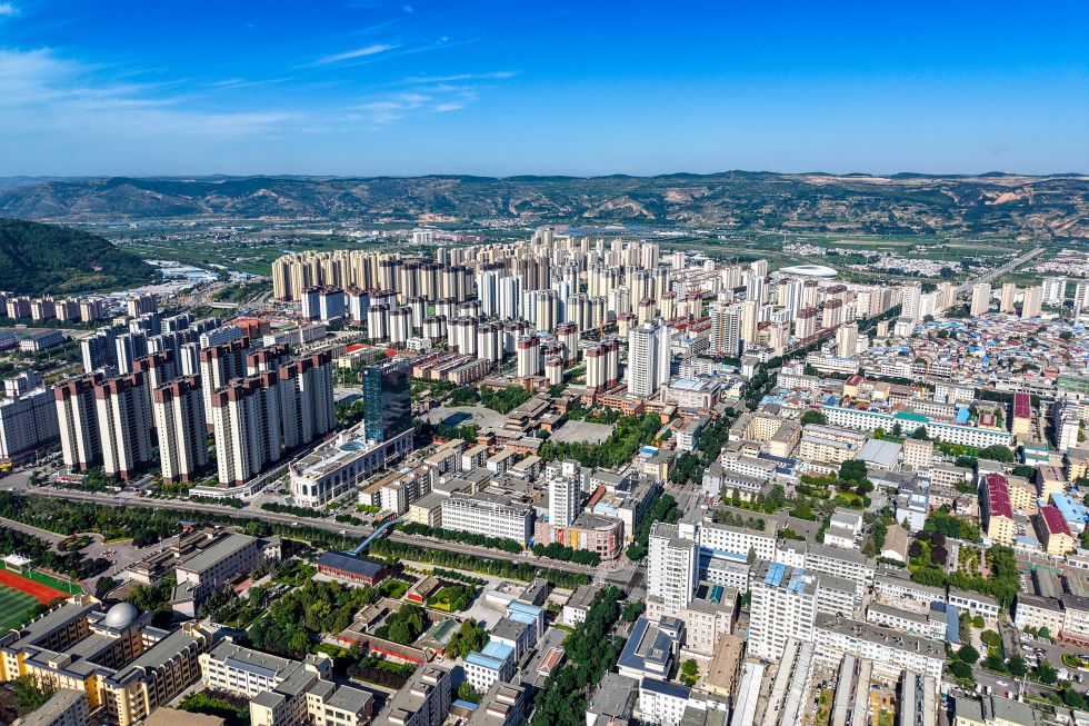 这是2026年7月21日在甘肃省平凉市静宁县拍摄的静宁县城一角(无人机照片)。新华社记者 郎兵兵 摄